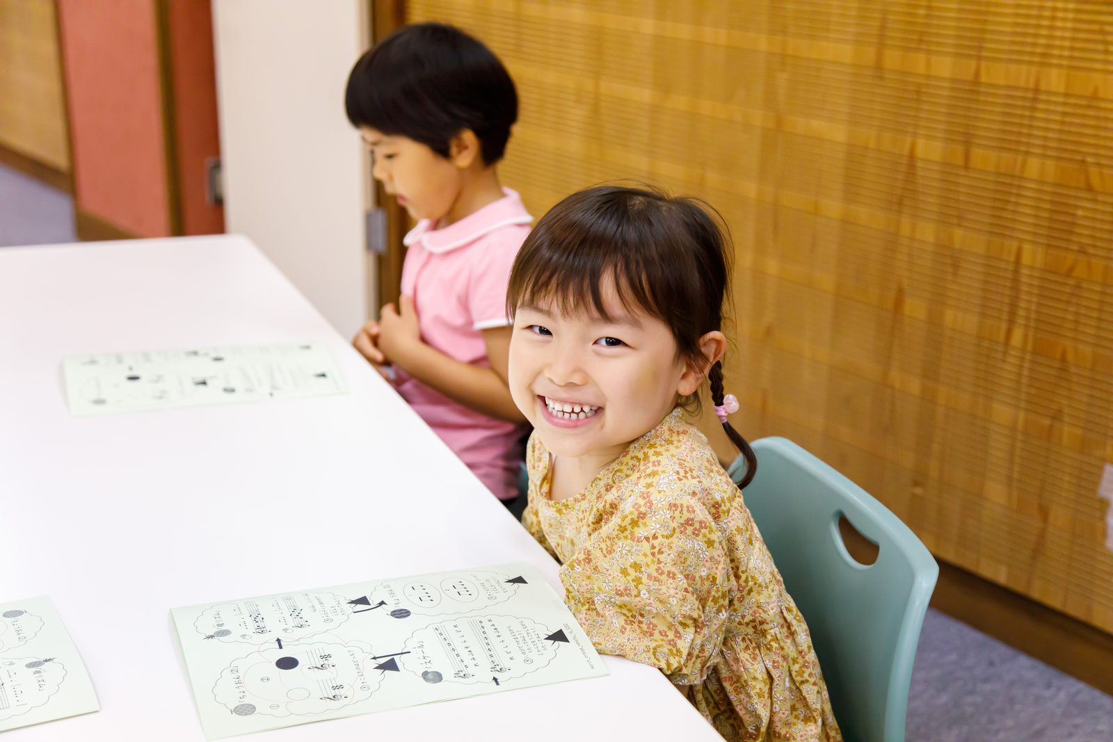 教材を使う子ども