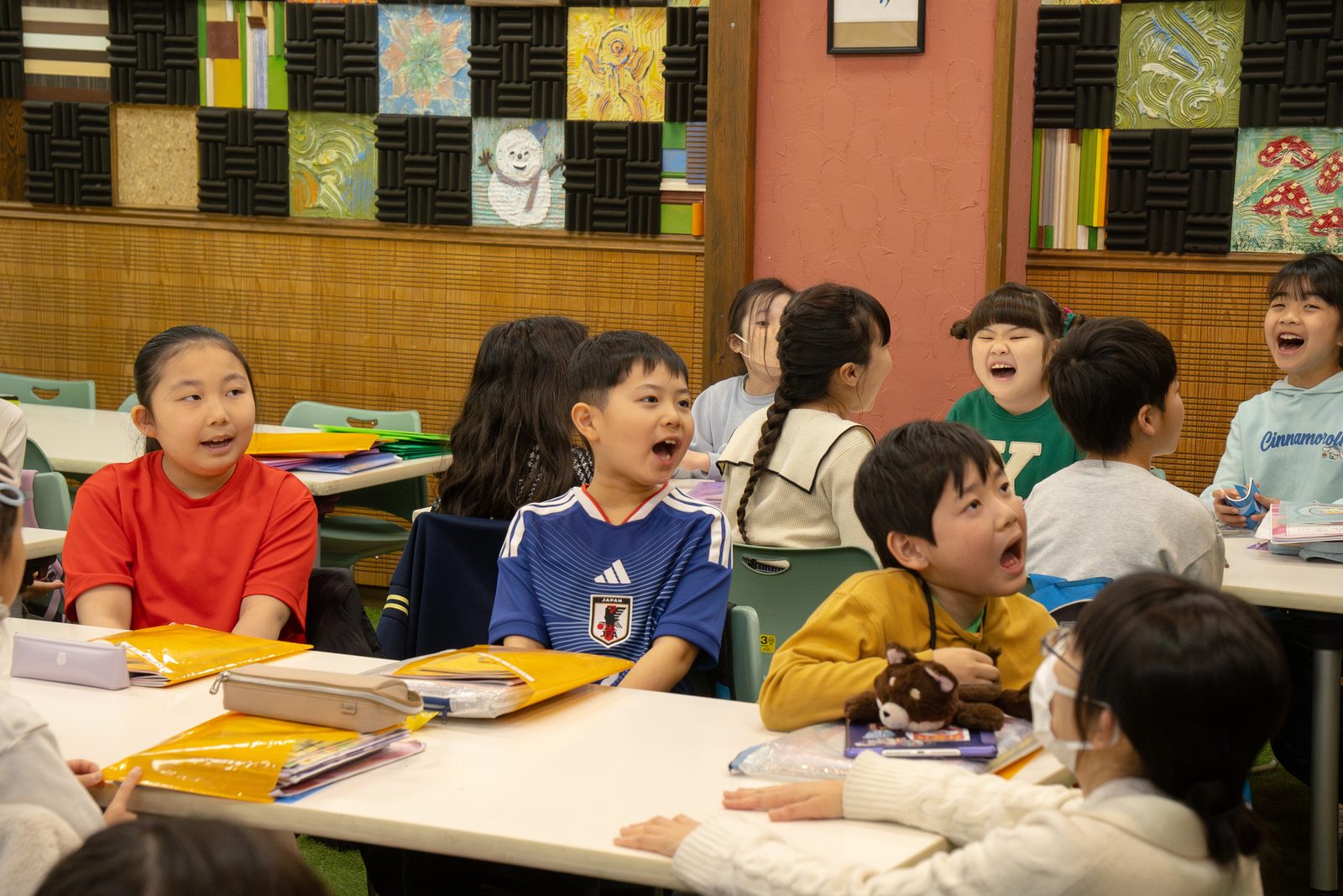 笑顔で授業を受ける年中長さん