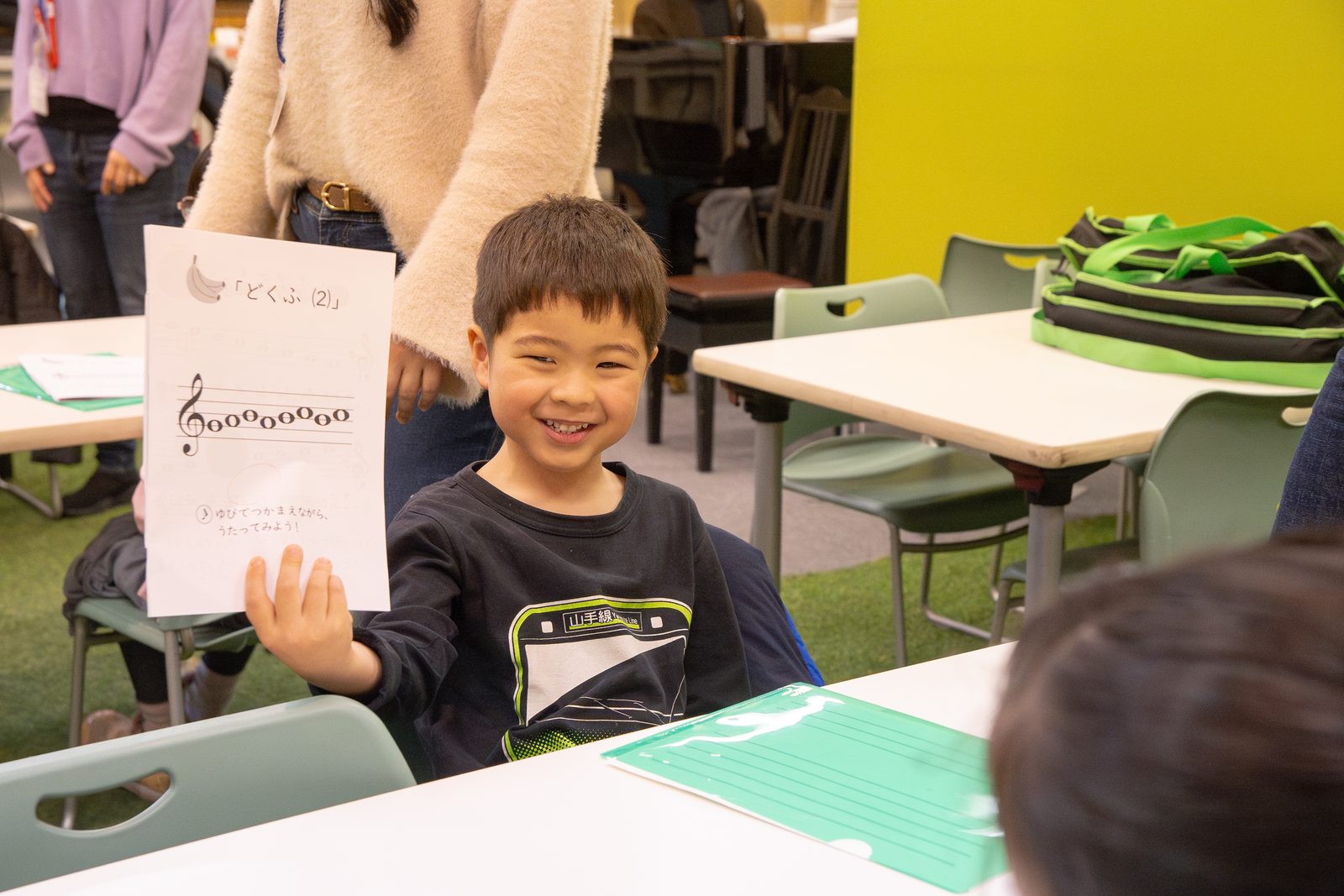 独自教材を使う小学生