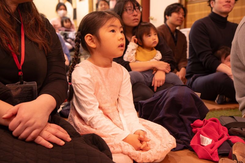 演奏を聴く子ども