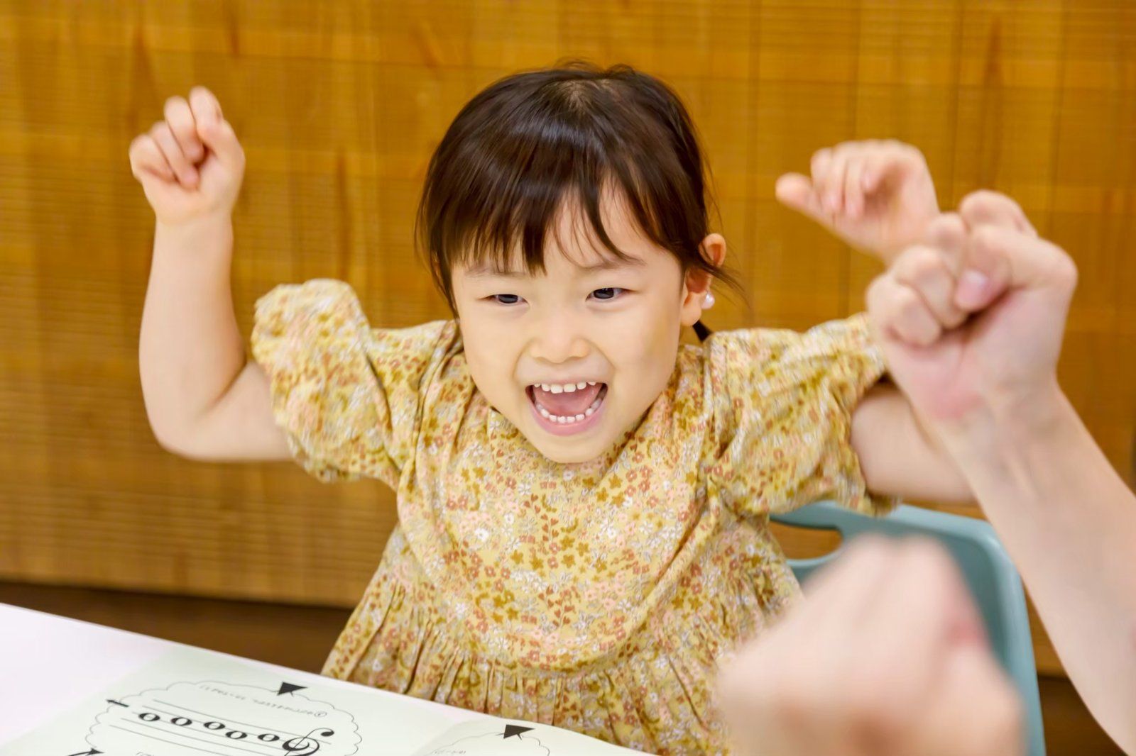 両手を挙げて喜ぶ年中長さん