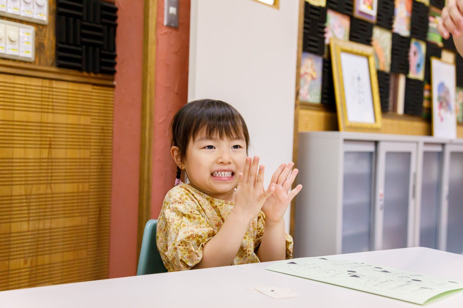 拍手をしながら笑う年中長さん